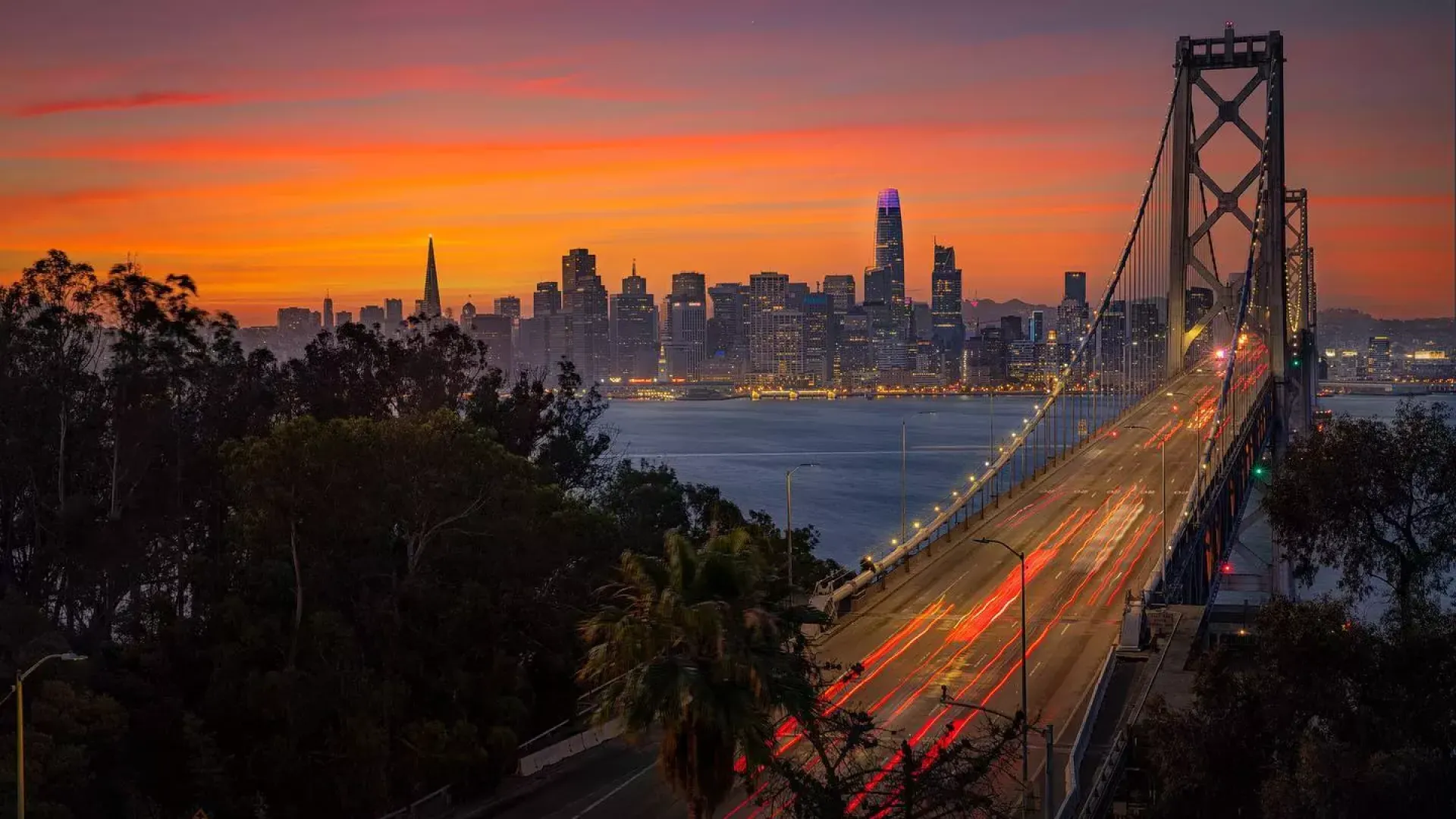 日落从海湾桥俯瞰SF的地平线